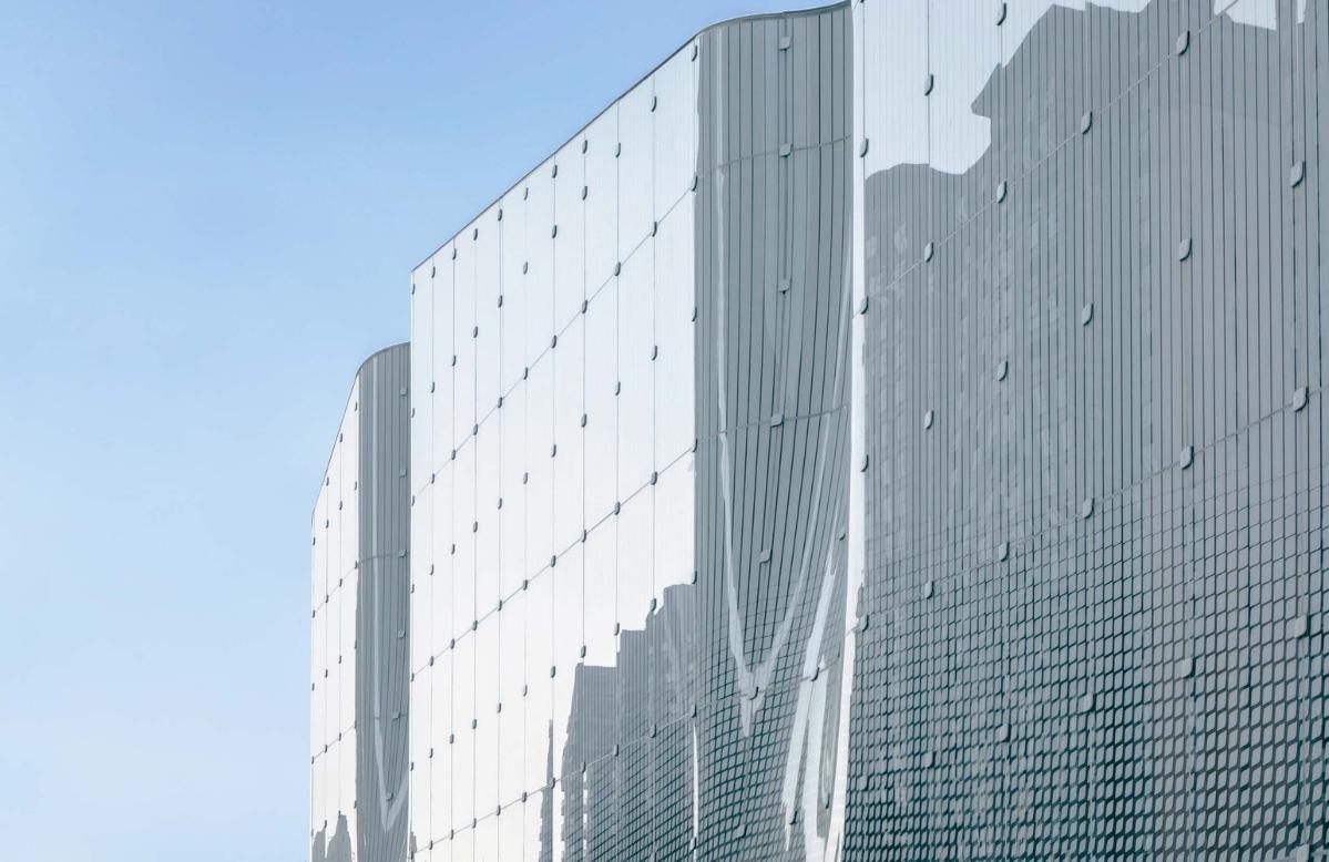 幕墻上的菱形圖案遠看呈現出鱗片的質感，_The_diamond_patterns_on_the_curtain_wall_are_an_Imitation_of_butterfly_wing_scales_?張全.jpg